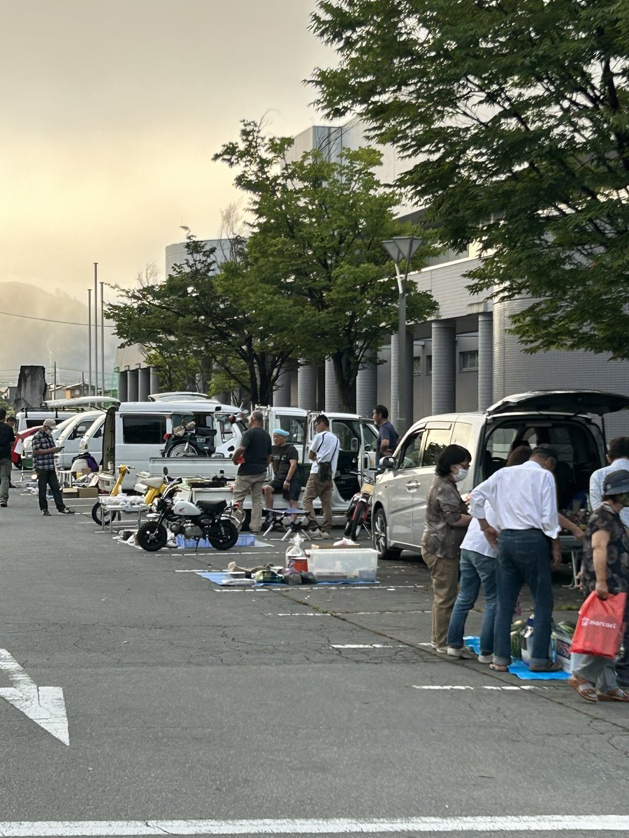 TaDa_chan_MAN's tweet photo. 第1回【三文徳の市】早朝フリマ心配された天気もよくなり会場に参加されたお店の方、お客様、ありがとうございました。古いゼロハンバイクの交換したり、意外にもぬいぐるみが売れてましたね^_^第二回は11月12日決定しました　もっとにぎわえるイベントにむけて頑張ります。 https://t.co/yDX1a4luJv