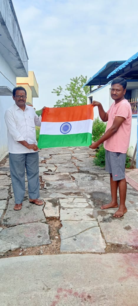 IndiaPost508001's tweet photo. Delivery of the National flag to the Customer which was booked online this morning by the Branch Postmaster, S. Lingotam of Nalgonda Postal Division.

#HarGharTirangaCampaign 
#HarGharTiranga https://t.co/aJEwUZ26qA