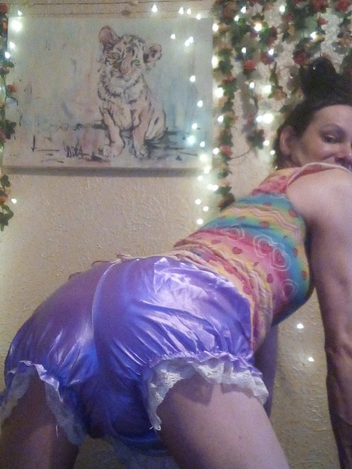 wet diaper in my bloomers mmmmm feeling so kinky! https://t.co/eqrb1TyEtG