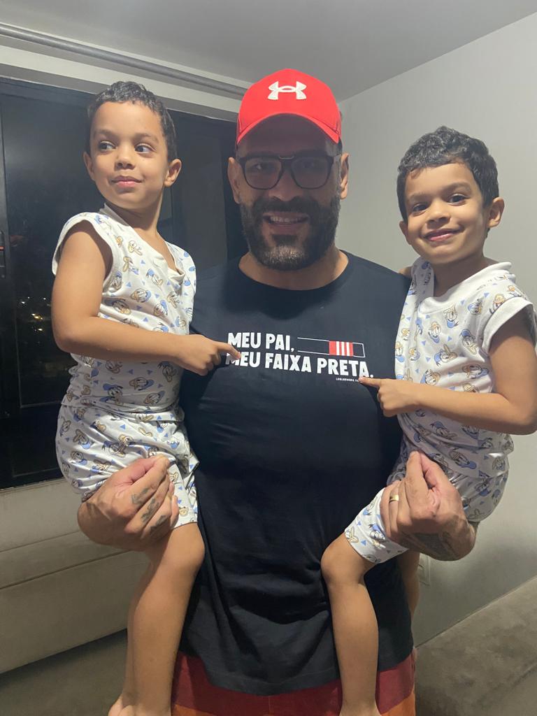 BigfootSilva's tweet photo. Obrigado filhos por me desejarem feliz dia dos pais e por me fazerem tão feliz, obrigado Deus por tudo, por meus filhos e por minha esposa Ana Karla   amei meu presente, uma camisa dizendo "meu pai, meu faixa preta" e ainda colocaram os graus na faixa. #filhos https://t.co/algSqYiJpp