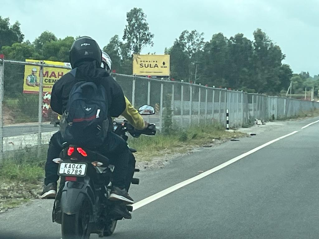 nishant_agar's tweet photo. Blatant violation of safety at Mysore Expressway -Although being banned, Two wheeler cruising on full speed on the highway @BlrCityPolice @CPBlr @blrcitytraffic #publicsafety #trafficviolation #mysurusafety https://t.co/LNz2Gw8wBa