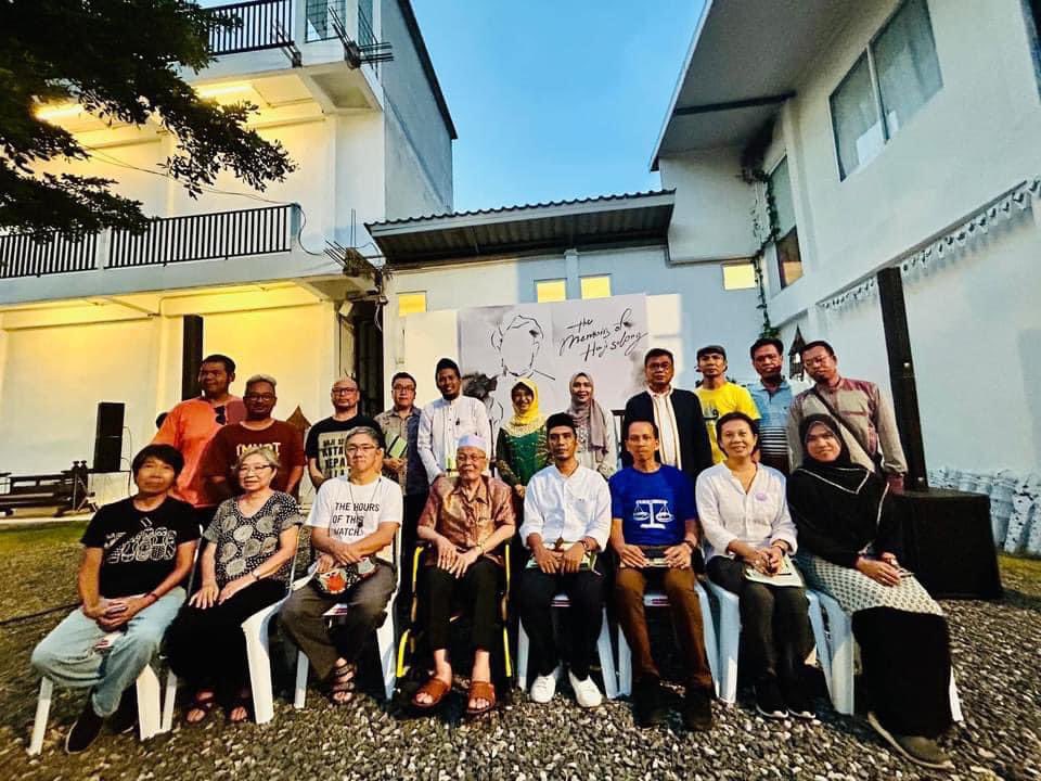 13 Aug วันบังคับให้สูญหายปาตานี
มูลนิธิ"ฮัจยีสุหลง"
วันครบรอบการหายไปของฮะยีสุหลง ลูกชายและผู้ติดตามรวม4 คน เมื่อ69ปีที่แล้ว ไม่มีใครลืม #พรบป้องกันทรมานอุ้มหาย