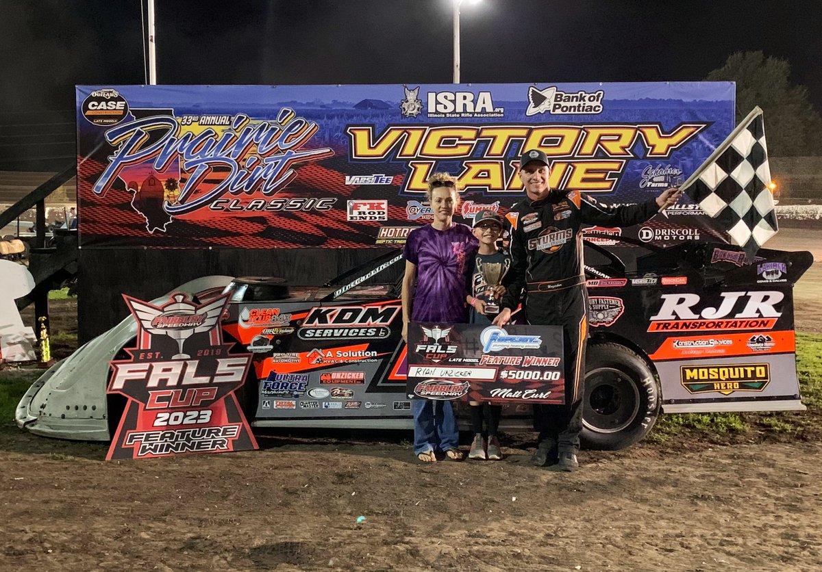 ColePerkins12's tweet photo. Accompanied by his wife Michelle and son Brody, @unzicker24 in Victory Lane after winning tonight’s @DIRTcarRacing Super Late Model feature at #FALS, $5,000. 🏆
#FALSCup | @DIRTcarRacing | @FloRacing https://t.co/C2DsTJuRwO