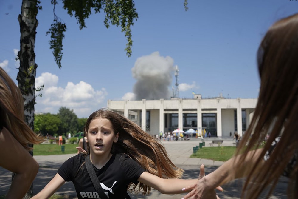 Gerashchenko_en's tweet photo. Instead of a thousand words.

People trying to hide during a missile strike on Pervomaiske, Kharkiv region on 4th July 2023. Locals gathered for the funeral of fallen Ukrainian Defender Oleh Fadeienko. Then, the Russian missile hit the town. 31 people were injured, including 10 children.

📷: Oleksandr Mahula