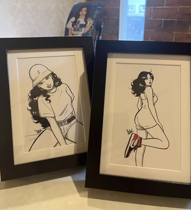 個展のグッズコーナーに新しいイラストを飾りました。壁に貼るのも置くのも両方OKな額にいれてます🖤よろしくですっ😙