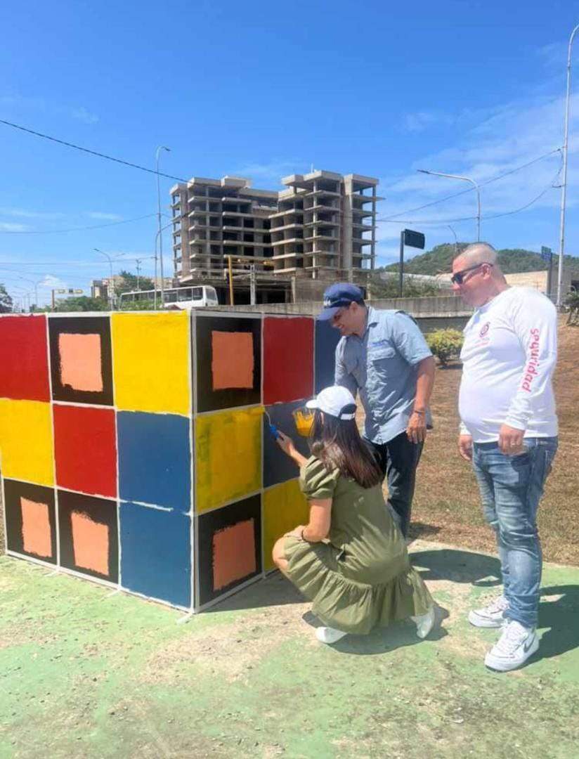 AlcaldiaManeiro's tweet photo. Al terminar un cubo Rubik a gran escala en el distribuidor Jesús Ávila de Los Robles, Juan Martínez Liscano presidente del Instituto Autónomo Municipal de Ambiente IMAM a cargo estas actividades, invita a todos los artistas que se quieran sumar a embellecer el municipio. https://t.co/oJcrD2fksc