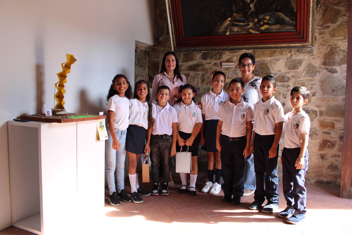 AlcaldiaManeiro's tweet photo. Escultores, docentes y escolares llenaron un espacio en el cual, los niños del referido plantel, compartieron su arte como parte del proyecto de clase, inspirada en las obras públicas del museo vial de Maneiro que disfrutarán hasta el 13Ago. https://t.co/r5k3peAR3j