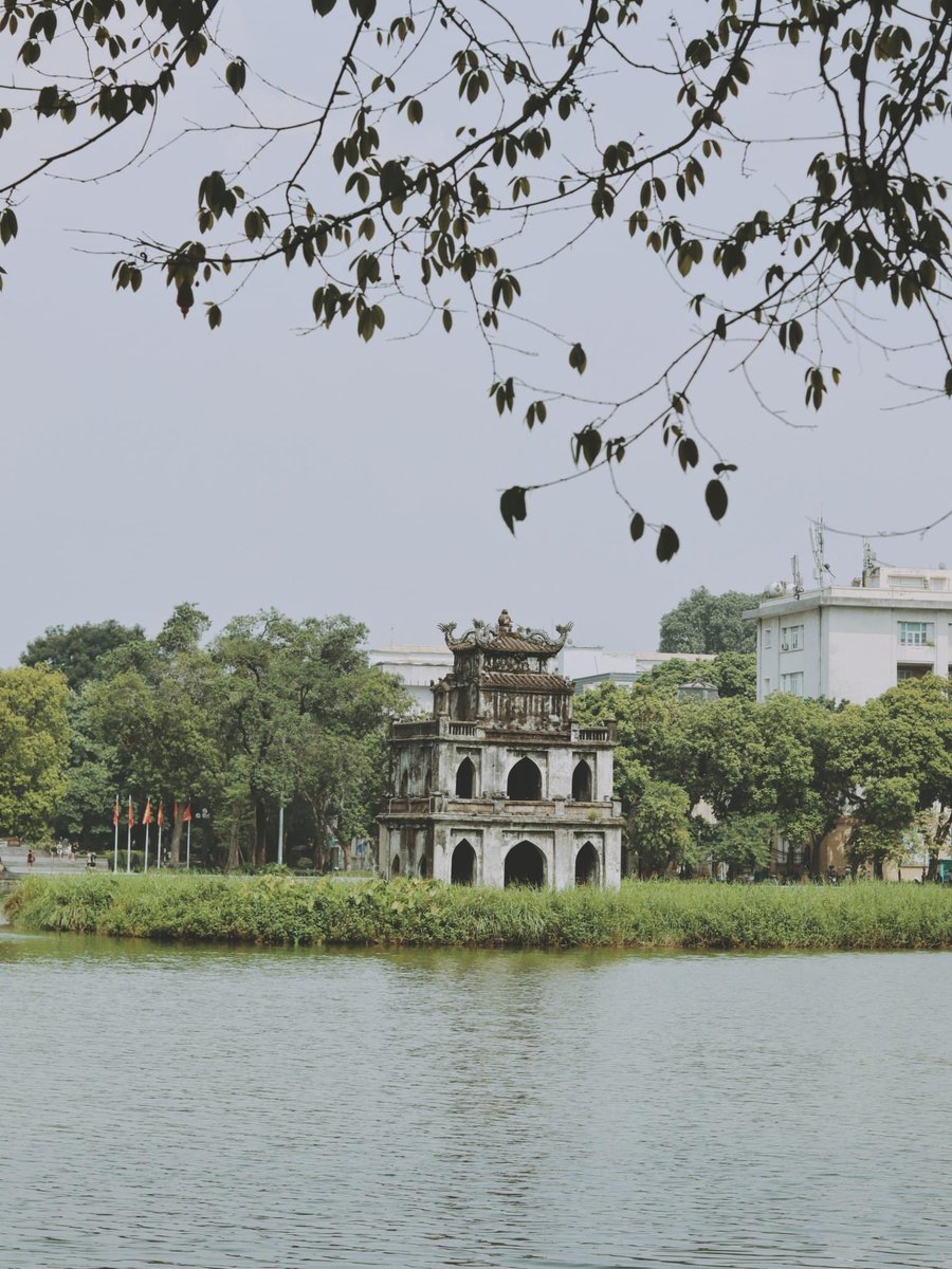 Amelia151098's tweet photo. Hanoi 
#Hanoi #vietnam #Newspaper #Hoankiemlake #hoguom https://t.co/jh6aKo94hf