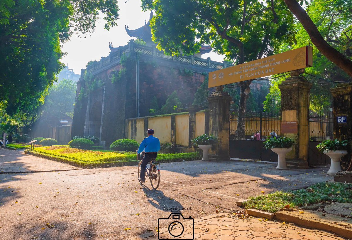 Amelia151098's tweet photo. Hanoi 
#Hanoi #vietnam #Newspaper #Hoankiemlake #hoguom https://t.co/jh6aKo94hf