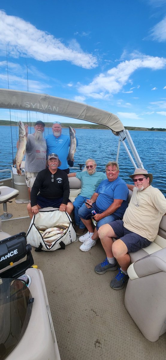jfk6791's tweet photo. Great day on Oahe with a great group!! #EngelCoolers #thmarineteam #amphibiaeyegear https://t.co/TMLbeu3kL1