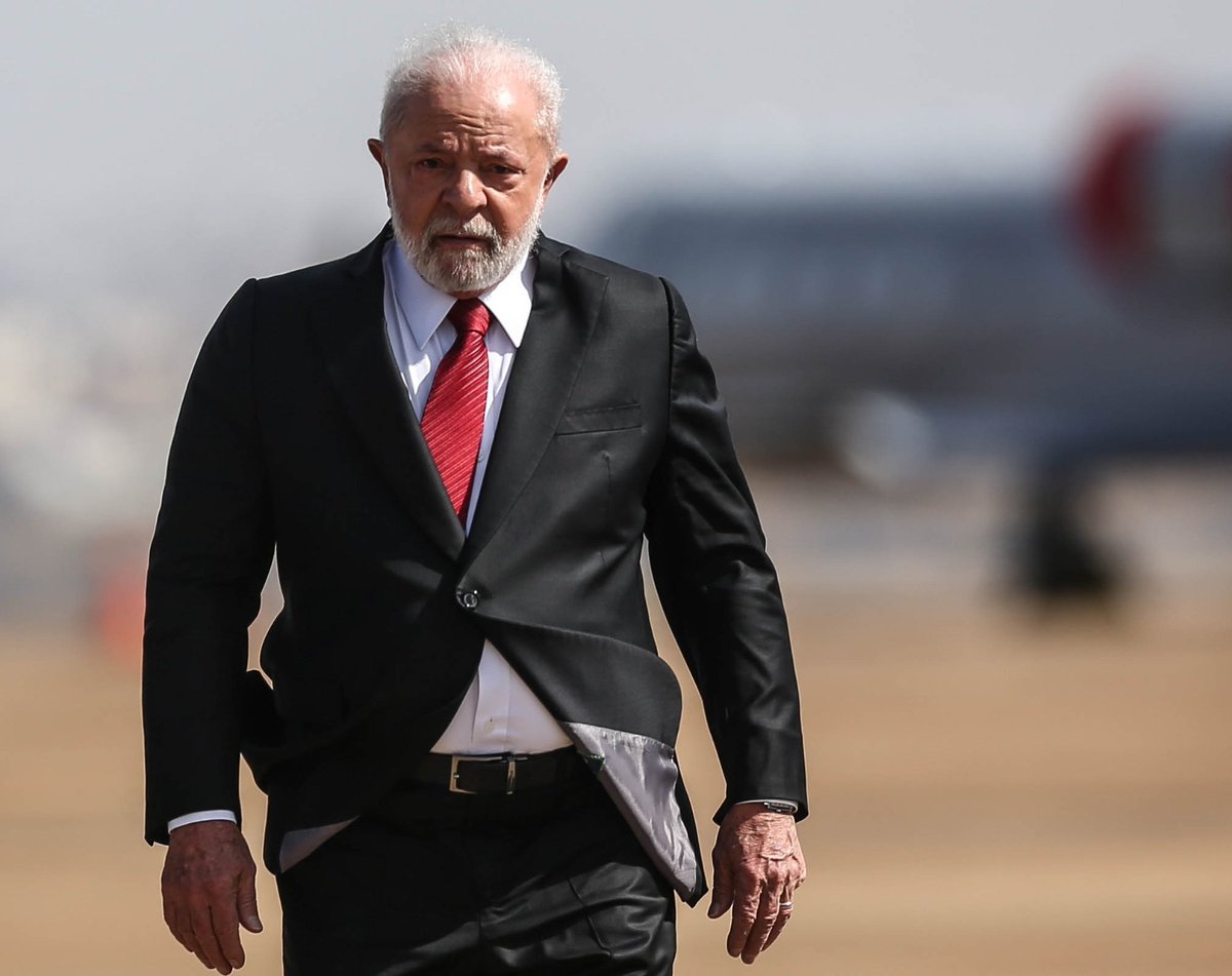 BlogdoNoblat's tweet photo. O presidente Luiz Inácio Lula da Silva pode ser criticado por um sem-número de motivos — do apego a ideias econômicas equivocadas às práticas políticas retrógradas. Mas, ao longo de sua história, ele deu inúmeras provas de uma qualidade que o distingue no mundo de hoje: o respeito à democracia, a crença no diálogo. (Editorial do Globo)