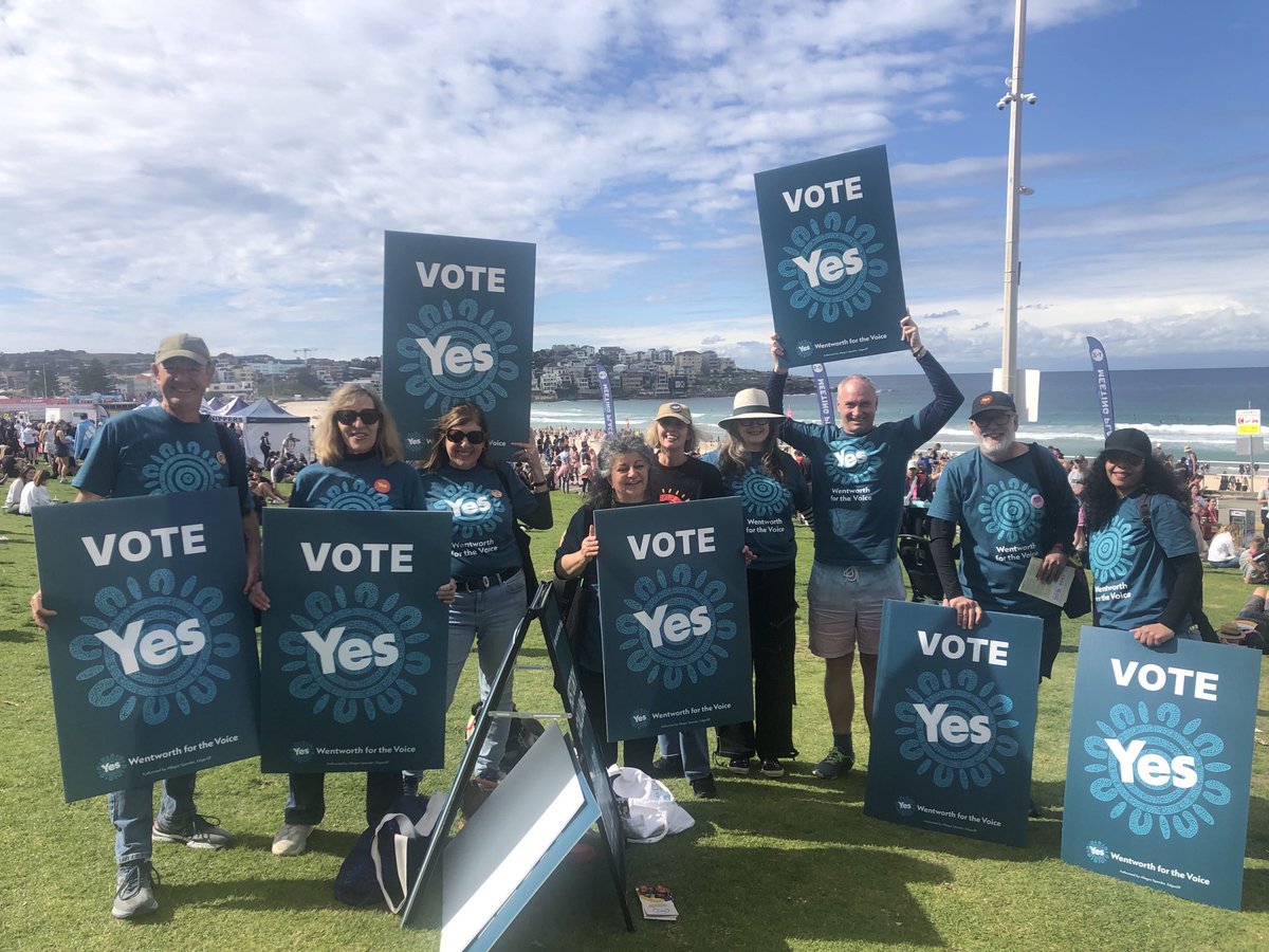 Fabulous day raising awareness #voteYes.  Dean Parkin and volunteers at #City2Surf Bondi Beach. So much enthusiastic support from runners, walkers and the crowds around Bondi.
