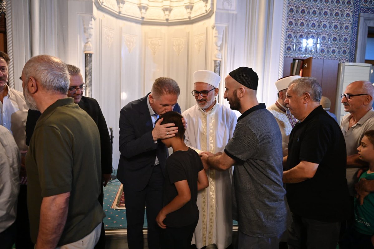 TC_istanbul's tweet photo. Valimiz @gul_davut, #Pazar günü mesaisine #Bahçelievler’de başladı. 

Şirinevler Ulu Cami’nde vatandaşlarla bir araya gelen Vali Gül, avluda simit ve çay eşliğinde vatandaşlarla sohbet etti. https://t.co/yQGZatBAaI
