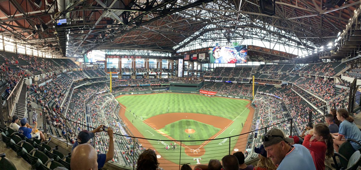 Jammer genoeg niet aanwezig bij de start van de Eredivisie dit openingsweekend, maar potje honkbal bij de Texas Rangers is ook leuk voor de afwisseling 🇺🇸☀️