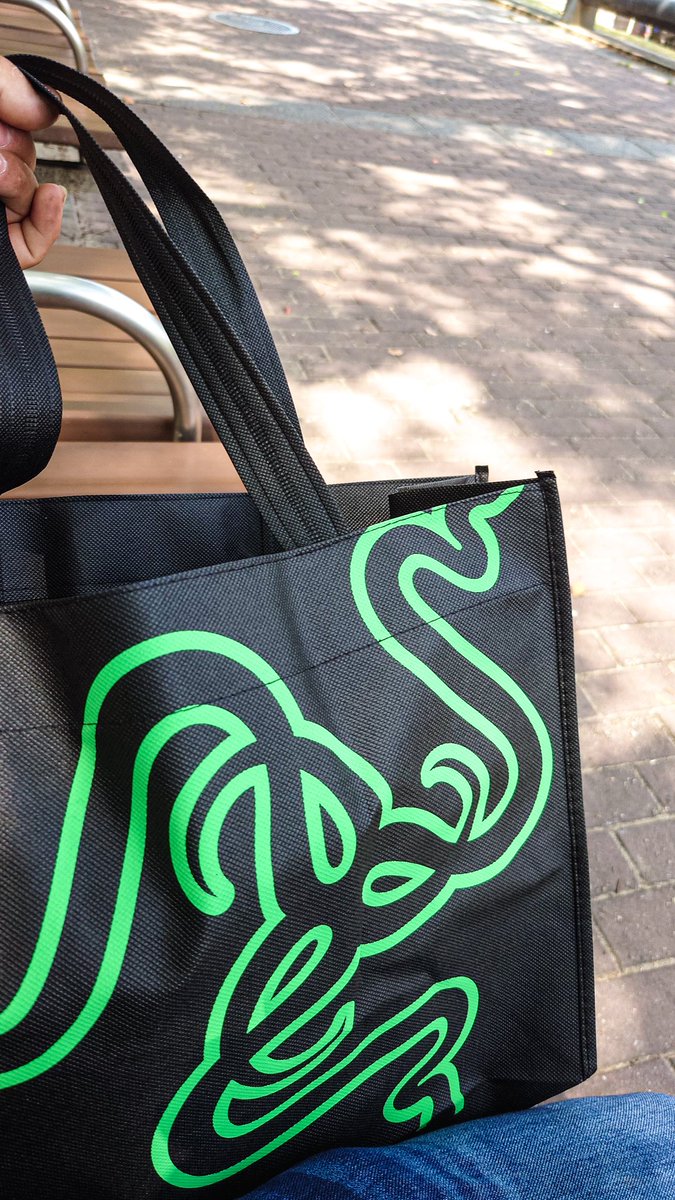mitu978892vn's tweet photo. #Razer
#teamGRAPHT
Razerデバイスはあるがアパレルは少ないからまじ欲しかった(👍 ˙꒳˙ )👍❤🐍
そしてteamGRAPHTさんもブースのお仲間なので仁義通させていただきます😋✨✨✨✨(👍 ˙꒳˙ )👍❤
余は満足じゃ✨✨✨✨✨✨✨✨✨ https://t.co/wUd6ukViBp