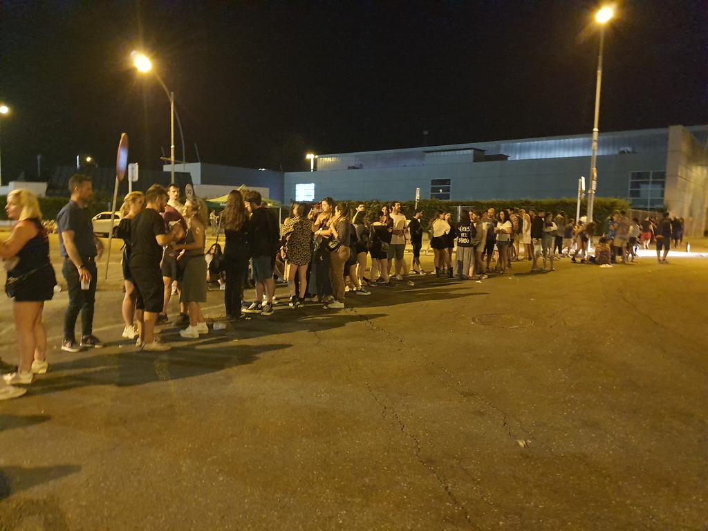 antuanprofe's tweet photo. @sonoramaribera segundo día.
Acabar conciertos y no viene servicio de bus.
Por cierto el último se ha ido a las 5:25.
¿No es hasta las 6?
Que poca formalidad https://t.co/i91yDrDkr9