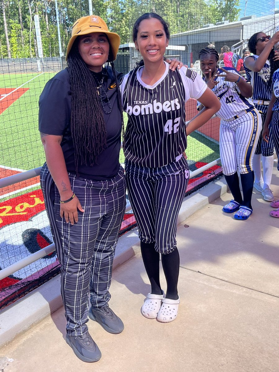 Nohea_A1's tweet photo. Coach Hall thank you so much for today! I had a great time at your camp and look forward to being part of the #gramfam I can’t wait to get here!! (you see Kam photo bombing🤣)💛🖤❤️

@GSUSOFTBALL 
@_CoachMatthews 
@BombersElizarr1 
@RPSoftball https://t.co/QoNHEgKyuH