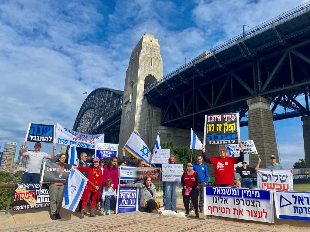 אין סוסים שמדברים עברית, ואין דמוקרטיה עם כיבוש.
ישראלים בסידני תומכים במאבק לשמירת הדמוקרטיה 13/08/2023