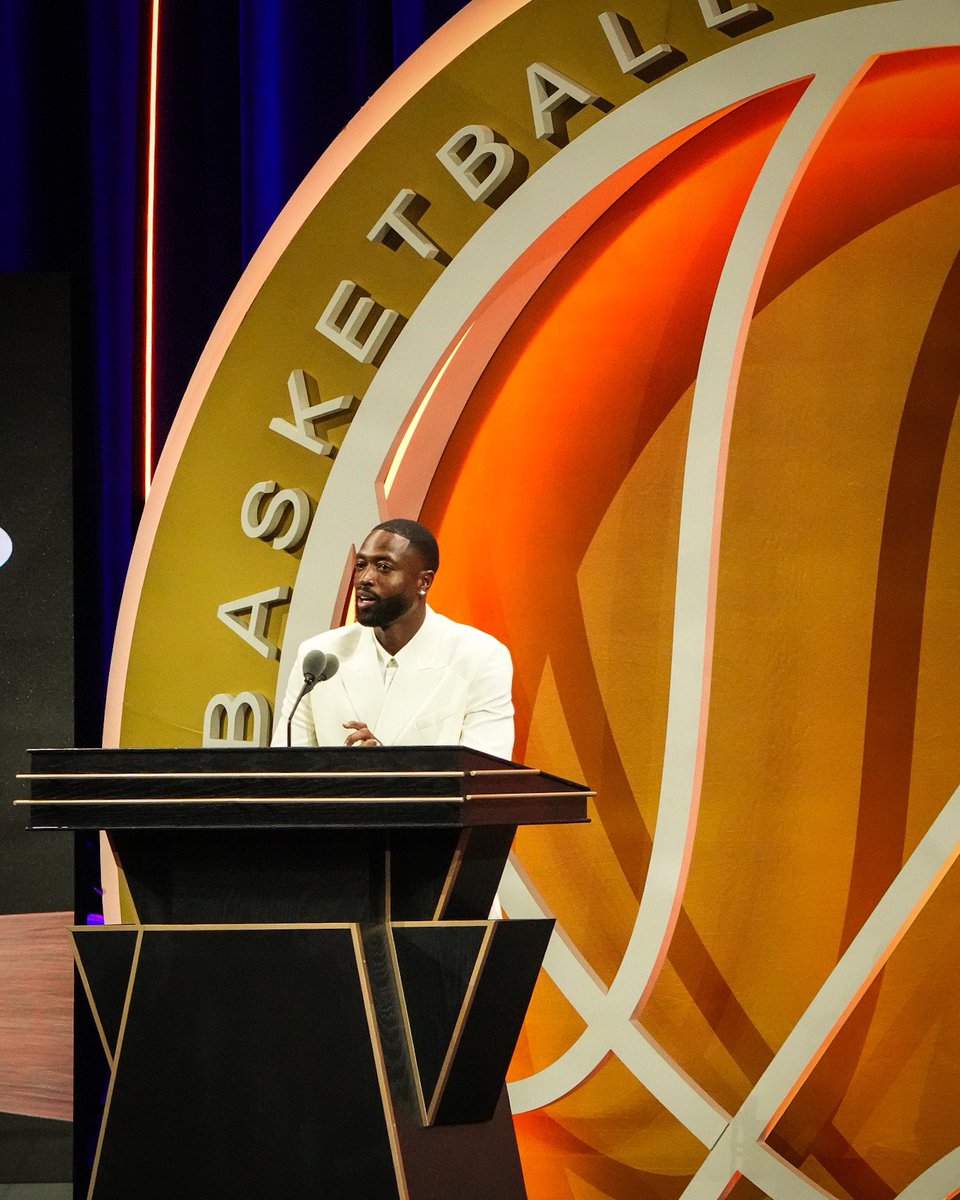 MiamiHEAT's tweet photo. A HOF Night 🏆 #WadeHOF https://t.co/wsd3yoFQTi