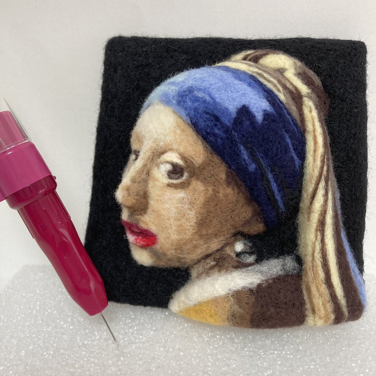 AnimationWaki's tweet photo. フェルメール「真珠の耳飾りの少女」を羊毛フェルトで作った/I made Vermeer's "Girl with a Pearl Earring" with wool felt.

#handmade #handcrafted #handcraft #felt #feltart #woolfelt #artwork #Vermeer #羊毛フェルト #ハンドメイド #ハンドクラフト #手作り #羊毛氈 #羊毛毡 https://t.co/ig4eK2uPP0