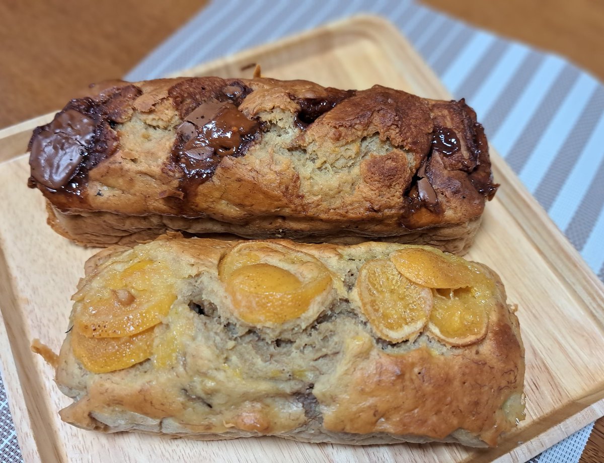 saogardening's tweet photo. 夏休みに冷蔵庫のお掃除😊
バナナが熟しすぎたので、ホットケーキミックスを使ってパウンドケーキ風に。バナナが甘いのでお砂糖加えなくても十分甘い🎶

アクセントに冷凍しておいたオレンジシロップと余っていたキャラメルチョコをのせて作ってみました😋

#おうちごはん 
#料理好きな人と繋がりたい https://t.co/eh6VuA8SFh
