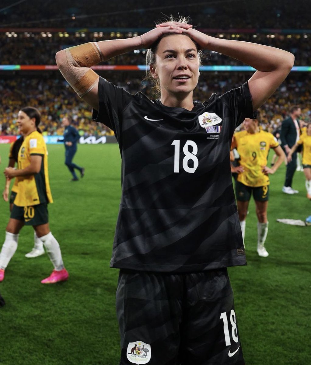 sandyhunter2's tweet photo. This woman was amazing last night. Not only during the 120mins of play but her unbelievable mental strength during the shootout. 

Her ability to focus after missing a shot and then saving the next one is something quite extraordinary. 
Mental toughness at its peak. 
Legend.💚💛 https://t.co/di5qw2a8Rw