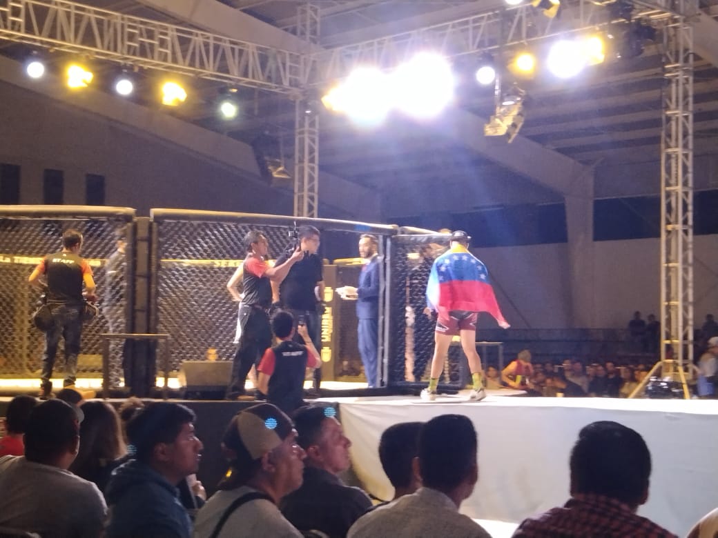 MVMNoticias's tweet photo. 🟦 #AlMomento | Se lleva a cabo el #MKC004, en el gimnasio Ricardo Flores Magón, evento que reúne a peleadores profesionales de MMA, locales, nacionales e internacionales. https://t.co/0uAm8Pcjwt