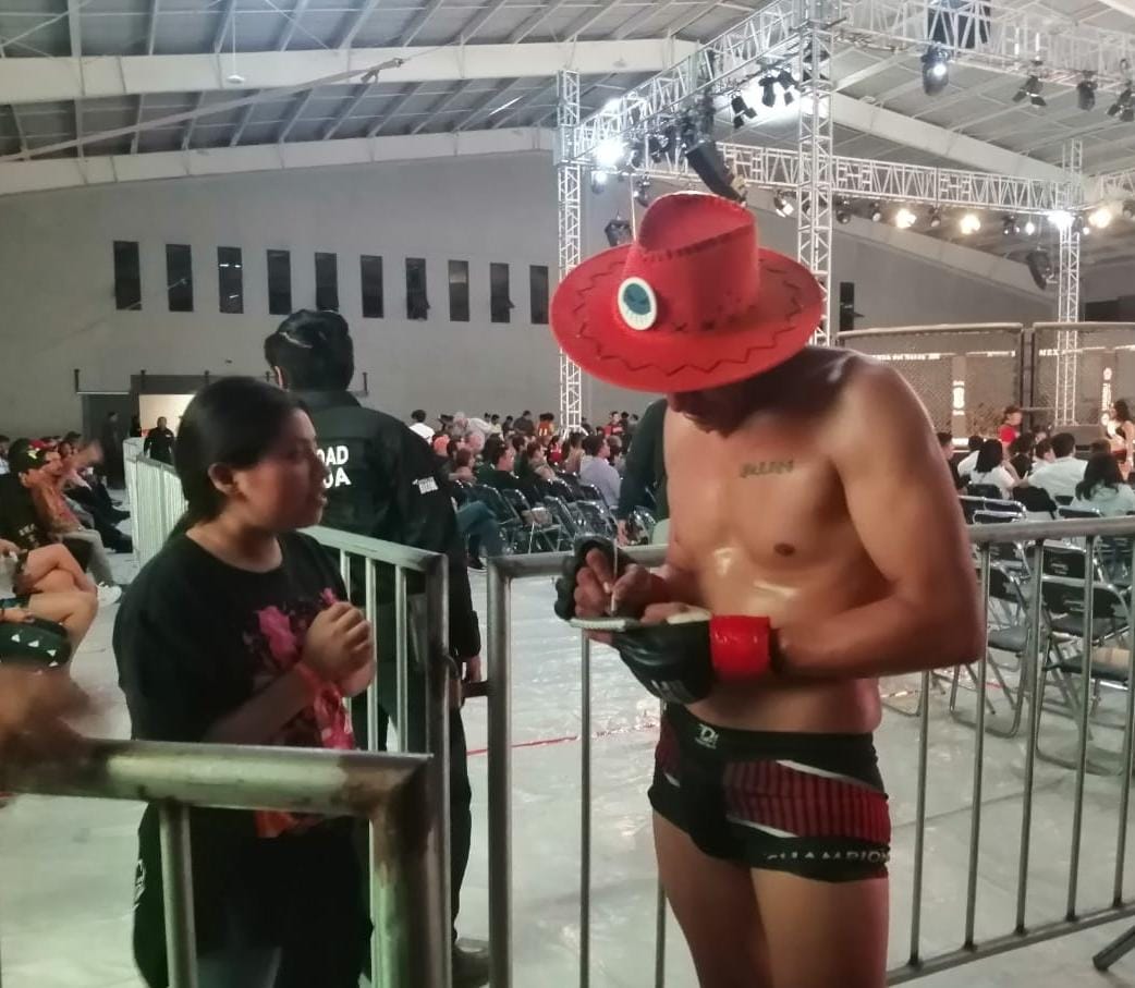 MVMNoticias's tweet photo. 🟦 #AlMomento | Se lleva a cabo el #MKC004, en el gimnasio Ricardo Flores Magón, evento que reúne a peleadores profesionales de MMA, locales, nacionales e internacionales. https://t.co/0uAm8Pcjwt