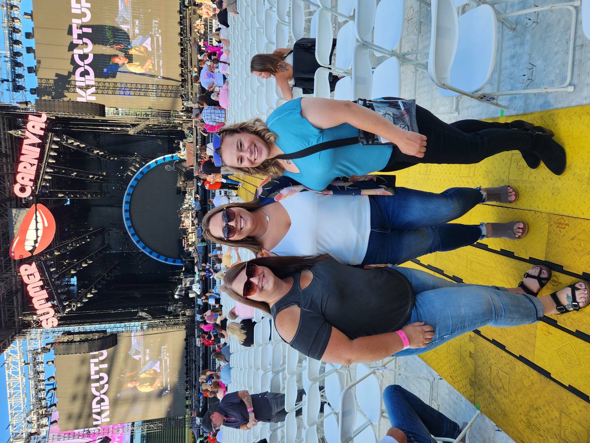 MommaMac06's tweet photo. Thank you @Pink for another amazing show! Could not have spent my 40th bday any better. Celebrated with my bffs of 25yrs and made new ones!!!! https://t.co/BuXLlMCuLs