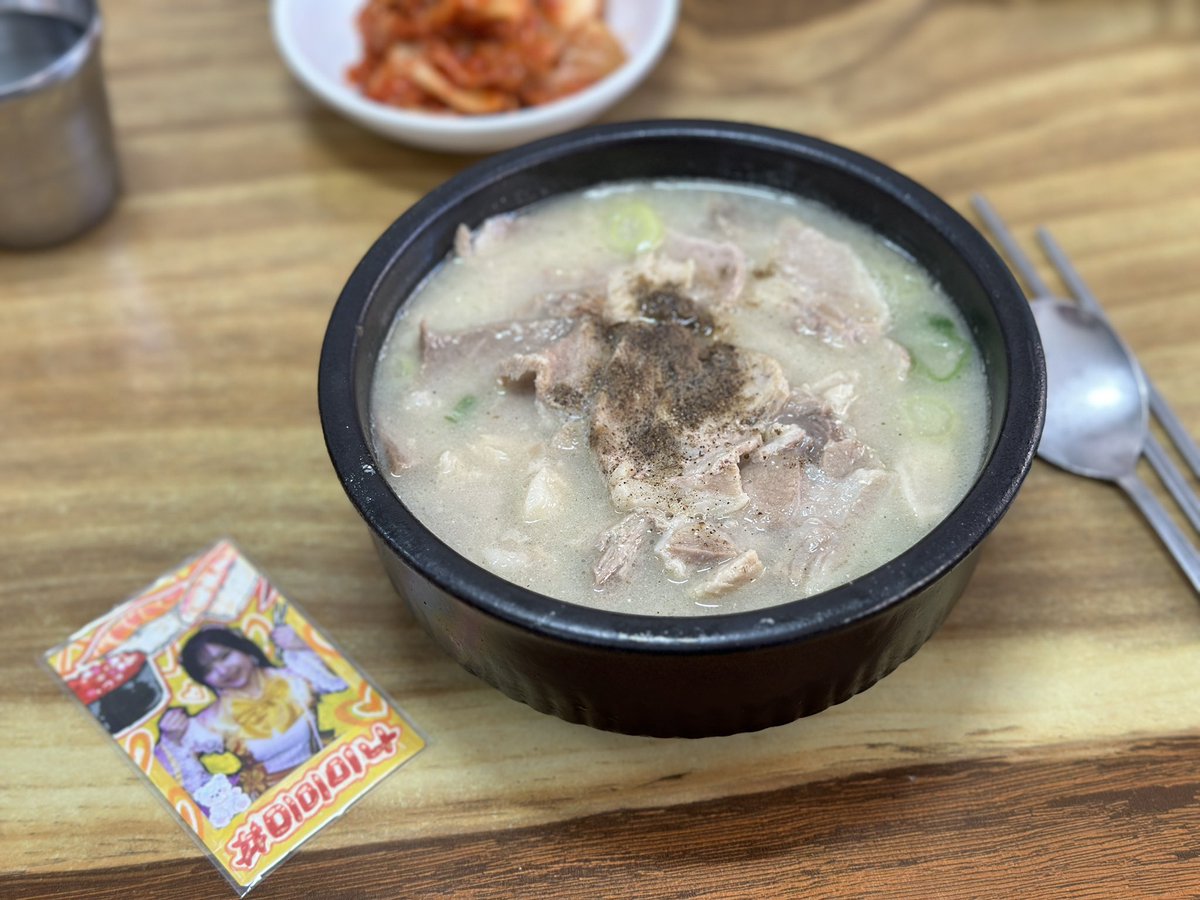 용호동 개미식당. 돼지국밥 미경험자가 먹기엔 위치도 풍미도 하드코어에 가깝지만, 입에 잘 맞기만 하다면 그릇 물청소 했냐는 말을 들을만큼 깔끔하게 비워낼 수 있다. 토렴이 기본인 부분도 가산점. 거의 에멀전이 형성될만큼 진하게 고아낸 국밥과, 잘 익은 묵은지의 조화가 훌륭하다.
#미미미나