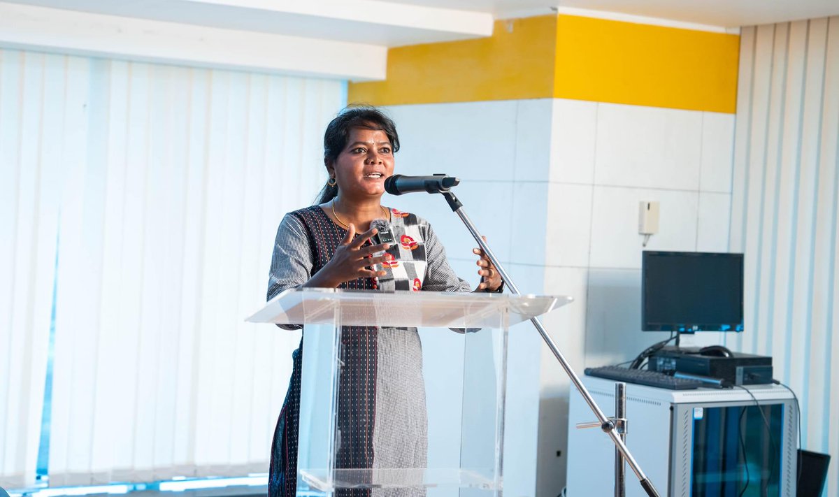 ஜாதிகள் இருக்குதடா தம்பி-அதை விதைத்தவன் நிம்மதியாய் வாழ்கிறானடா தம்பி!
ஜாதிகள் இருக்குதடா தம்பி-ஆனால்
யாரையும் நீ ஜாதியாகப் பார்க்கதடா தம்பி!

உழைக்காமல் வாழும் கூட்டமொன்று தம்பி-உன்னை
உசுப்பேத்தி உயிர்க்குடிக்கும் தம்பி!
வெயில்படாமல் வாழும் கூட்டமொன்று தம்பி-உன்னை