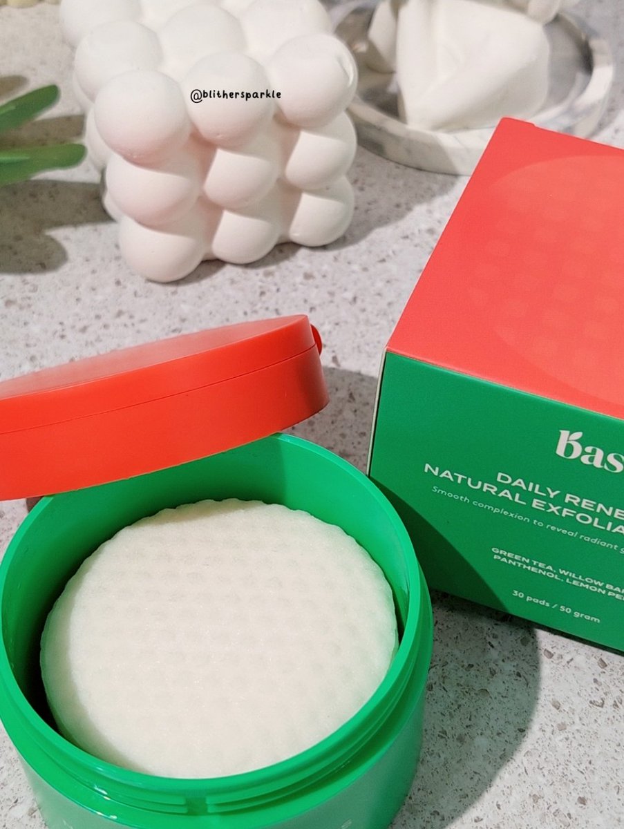 blithersparkle's tweet photo. Ini isinya banyak banget sih ada 30 pads dan dia tuh ada 2 sisi dalam 1 pad nya, ada sisi kasar dan sisi lebih halus. Yang pertama kita pake tuh yang sisi kasarnya dulu digosok2 ke seluruh area wajah lalu abis itu sisi yang lebih halus deh✨️❤️ #ReviewItsmyBase https://t.co/aUD7lU2ULs