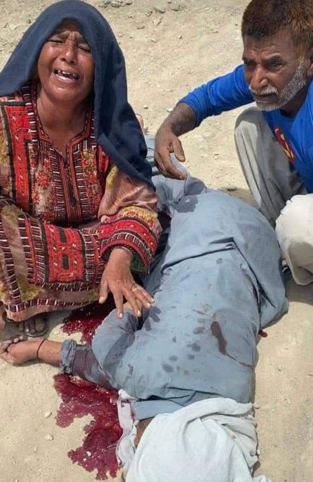HamidBaloch25's tweet photo. یہ کراہت  بھری چیخ ہر بلوچ ماں کی ہے سوکھے گلے سے سسکتی آہ  آنکھوں سے ٹپکتے  آنسوں بلوچستان کی ہر گھر کی ہے یہ درد اور تکلیف بلوچ سرزمین کی ہے ہم انسان نہیں جانور بن چکے ہیں اگر انسان ہوتے تو اس بے بس باپ اور بے سہار ماں کا دردمحسوس کرتے ۔
 #HayatBaloch 
#StopBalochGenocide https://t.co/X8EZTxxshh