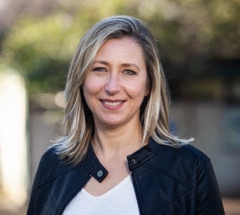 Defiende dictaduras, votó a favor de liberar violadores y nunca laburó en el sector privado.

La otra es Vicky Villarruel