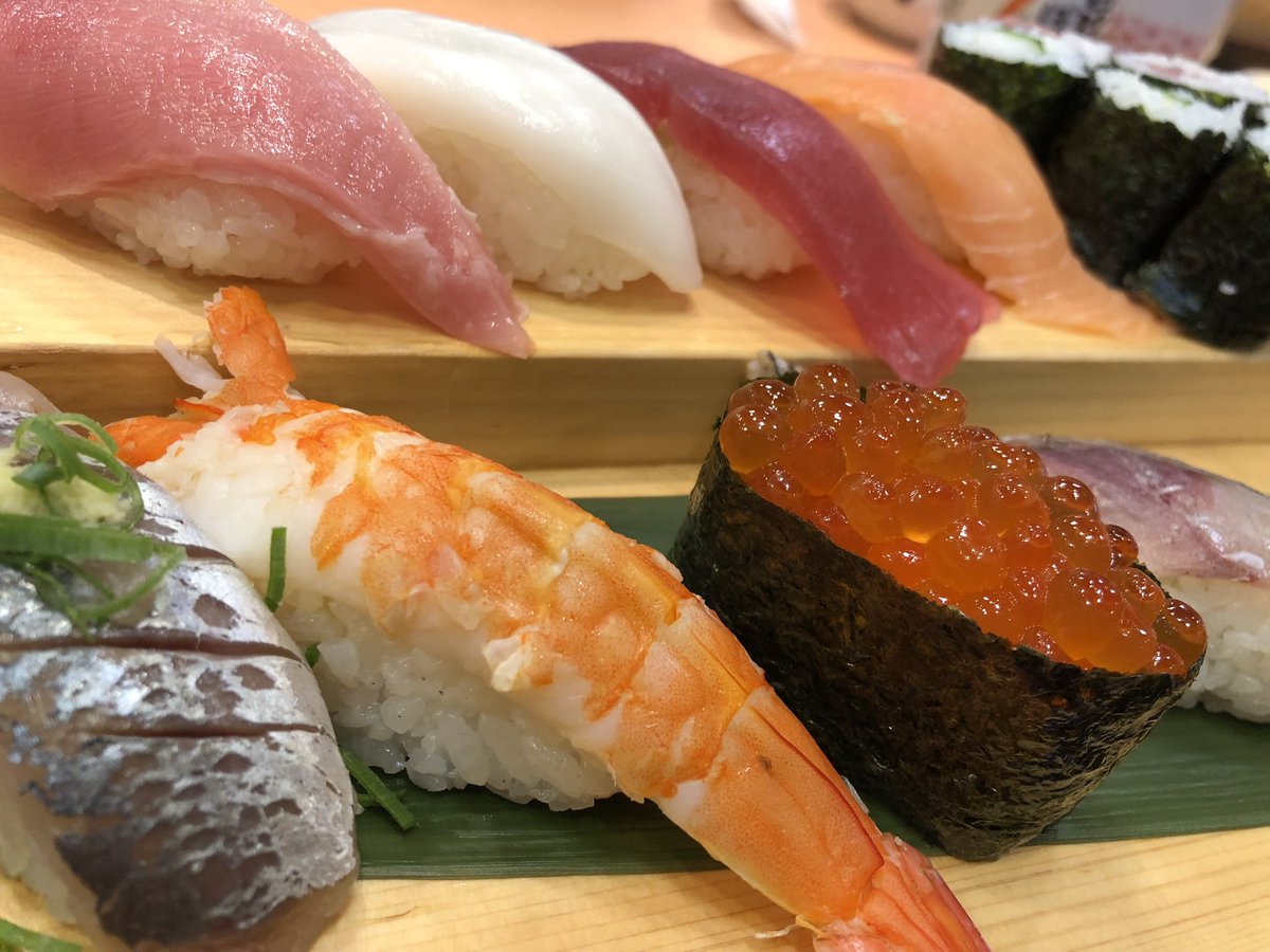 sekitoba1007's tweet photo. 家族でうおがしランチを堪能🍣
珍しくたまには昼飲みしないことに決めた理由は、B'zのギリギリチョップが流れる店内で、「締まりがないとまたみんな���コソコソ笑われるぞお前っ！」って、稲葉さんから忠告してもらったから✨ https://t.co/NkqbLsYHgg