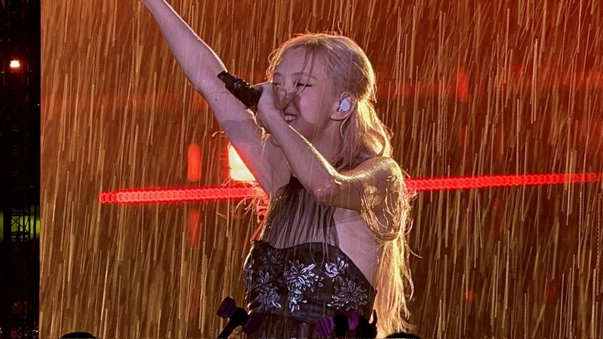 vampireheolie's tweet photo. ROSÉ enjoying the rain while performing. Pleaseeee I love her sm!!

ROSÉ FIRES UP METLIFE STADIUM
#ROSÉ #로제 https://t.co/oxxnjuP6ZN