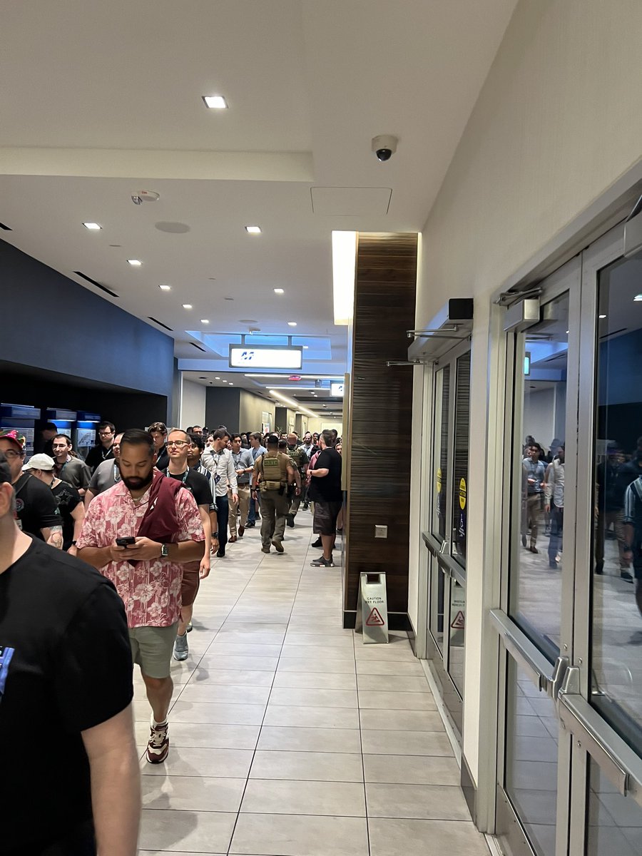 jmacko's tweet photo. #defcon
Everybody out of the building more Caesars SRT going in. https://t.co/zsgg3eGuRn