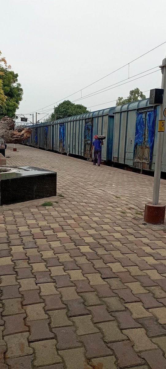BrijkumarRajput's tweet photo. @RailwaySeva @RailwayNorthern फफूंद रेलवे स्टेशन पर कुछ बाहर के लोकल लोगो के द्वारा समोसा और खाने का समान खुले आम स्टेशन पर  बेच रहे है। यह पूरी तरह से गलत है। रेलवे इसकी जांच कर उचित कारवाही करे। https://t.co/tKECh53cB2