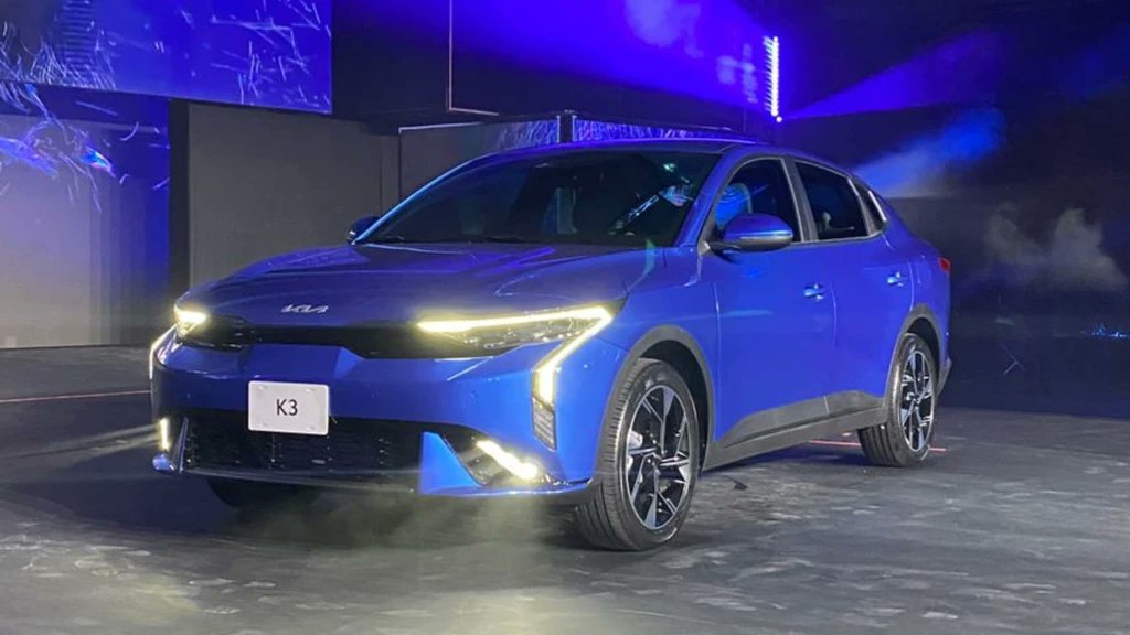 Autocosmos's tweet photo. En materia de seguridad, @KiaMexico 𝗞𝟯 𝟮𝟬𝟮𝟰 😎 se ofrecerá con 6 airbags, sistema de frenos ABS y control electrónico de estabilidad de serie 👏 Como novedad, también está disponible un conjunto de tecnologías ADAS del sistema #DriveWise 👌🏻👉https://t.co/rNslEEIWca https://t.co/sTvENkNI1X