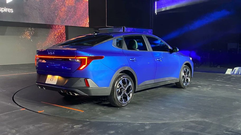Autocosmos's tweet photo. En materia de seguridad, @KiaMexico 𝗞𝟯 𝟮𝟬𝟮𝟰 😎 se ofrecerá con 6 airbags, sistema de frenos ABS y control electrónico de estabilidad de serie 👏 Como novedad, también está disponible un conjunto de tecnologías ADAS del sistema #DriveWise 👌🏻👉https://t.co/rNslEEIWca https://t.co/sTvENkNI1X