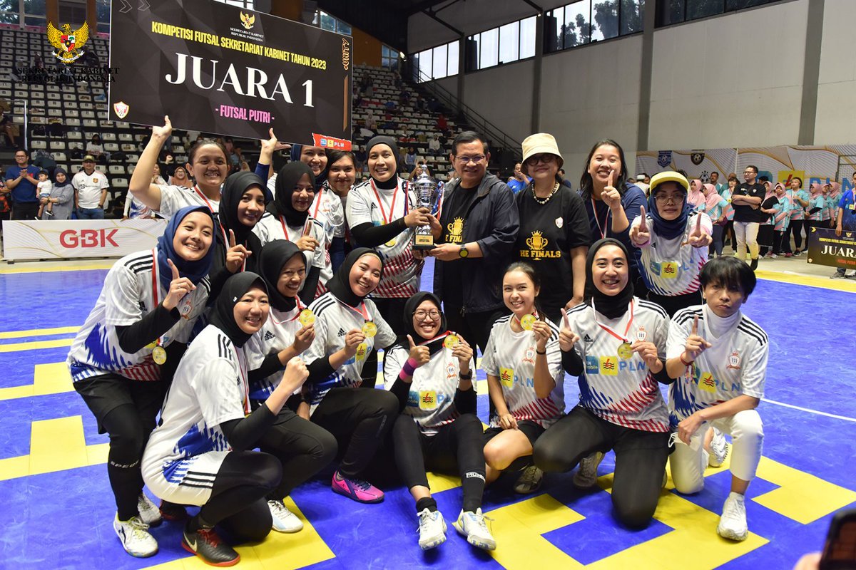 Sekretaris Kabinet @pramonoanung dan Ibu Hani Pramono Anung menyaksikan laga final Kompetisi Futsal Sekretariat Kabinet Tahun 2023, Sabtu (12/08/2023). Laga pamungkas tersebut dihelat di Hall Basket, Kompleks Gelora Bung Karno (GBK), Jakarta. #InfoSetkab Foto: Humas Setkab/Jay