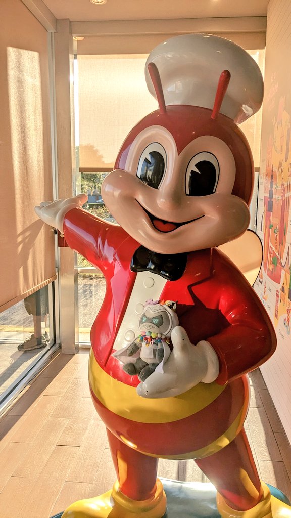 FrostyOreos's tweet photo. Marc Spector goes to Jollibee #MoonKnight https://t.co/htSHKxR4Sv