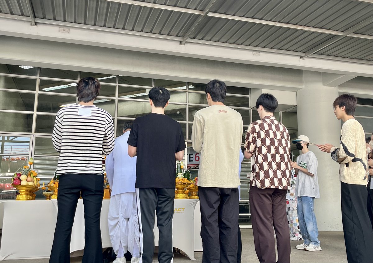 PROXIE_Official's tweet photo. 🧡💛💚🩷🩵💜

#PROXIE_The1stConcert
#PROXIEth
#bROTHERSMUSIC https://t.co/vYu317O1AY