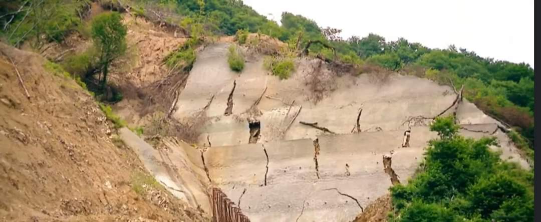 KoteVekua's tweet photo. #Rikoti #რიკოთი
Based on these 3 photos, i have doubt in safety of bridges, tunnels and barriers of Rikoti pass.
Worst case disaster: the day before Easter, when half of Tbilisi goes west and in longest tunnel there may be 200 cars full with people and then Bang! https://t.co/vTt1xtWl6Z