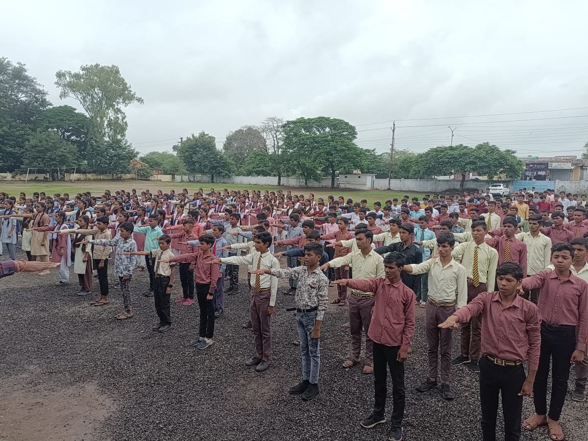 Team21R's tweet photo. Under Meri Maati Mera Desh Abhiyan, 21 Madhya Pradesh Battalion organized TIRANGA RALLY, OATH, ARMY HERO's HONOR, in which about 355 cadets participated.

@HQ_DG_NCC
 
@NccDteMPCG
  
@CMMadhyaPradesh
 
@highereduminmp
 
@schooledump
 
@dmratlam
 
@NccIndore https://t.co/xfs8BnWBBJ