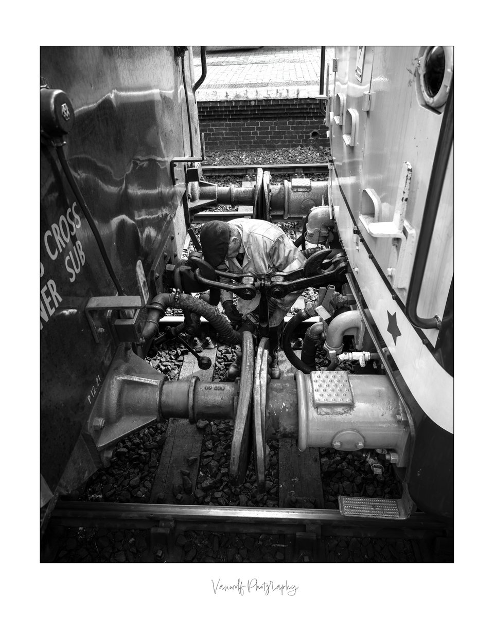 vanwolfphoto's tweet photo. How to uncouple a Steam Train from it's carriages. #steamtrains #poppyline #northnorfolkrailway https://t.co/xiL8YNObmV