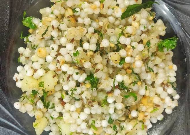 NishTWL's tweet image. Those who eat Sabudana during Navratra Fasting and other occasions, thinking it as Traditional Food are mostly unaware that it was introduced in India in 1940s.

Plus, this Ultra-processed form of Starch makes a terrible choice during &quot;Fasting&quot;. 

Not Traditional, Not Healthy!