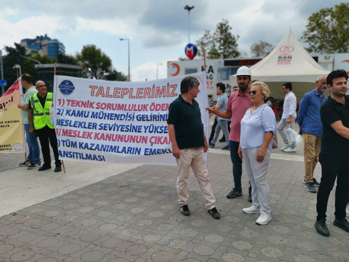 #KamuMuhendisiTekSes Kamudaki mimar mühendis şehir plancılarının talepleri Kadıköy meydanında.