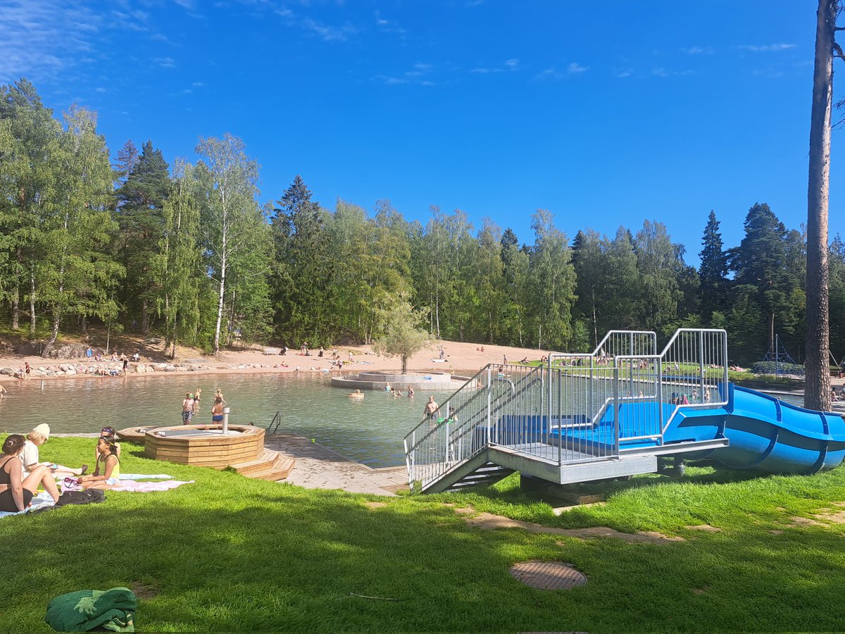 Ennusteet näyttävät vihdoin mahtavia säitä, ja Pirkkolan plotissa ja muissa <a href="/HelsinkiKymp/">Kaupunkiympäristö</a>  uimapaikoissa viimeistä päivää uimavalvonta ja palvelut auki, koska "kesäkausi päättyy". Viime vuonna sama homma, eikö tätä voisi uudelleen miettiä - elokuu on kesäkuukausi?