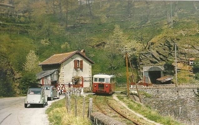 CheminsdeFerTC's tweet photo. En 1965 les #CFD de Lozère ont encore un rôle actif dans les dessertes capillaires grâce à des #ligneslocales. Un autorail #DeDion sort du #tunneldeCrosMarveillac à #SaintPrivatdeVallongue. Un rêve : le futur rôle des #Draisy ?
Photo de J.L. Rochaix par https://t.co/U8aFOImjs5 https://t.co/zsB5q2aMnw